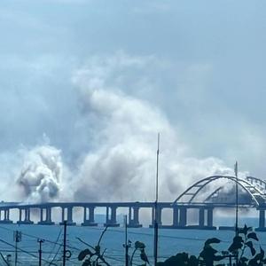 Archivbild: Rauch bei der Krim-Brücke