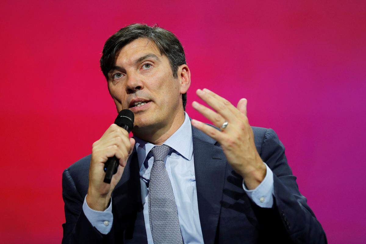 Tim Armstrong, AOL-Chef "Das Leben ist zu aufregend, um zu schlafen", erklärt AOL-Chef Tim Armstrong. Er hat Glück, denn über sich selbst sagt er, dass er noch nie ein besonders guter Schläfer war. Deshalb macht es ihm auch wenig aus, morgens zwischen fünf und viertel nach fünf aufzustehen. Im Interview mit Guardian erklärt er, er müsse sich selbst disziplinieren, nicht direkt nach dem Aufstehen auf E-Mails zu antworten, da dies dem Tagesablauf der meisten widerspreche. Seine Lösung: Nach dem Frühsport testet er erst einmal neu entwickelte Produkte und macht sich dann an seinen Posteingang.