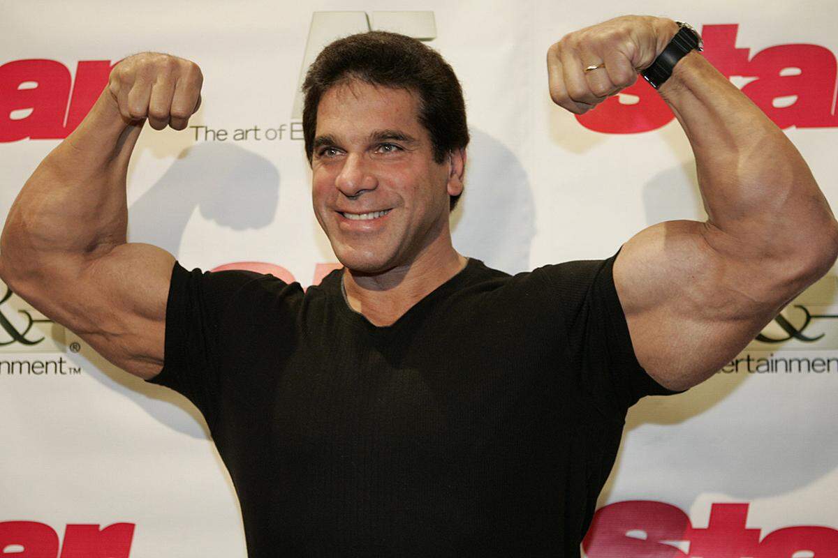 Gesprochen wird "Hulk" aber von Lou Ferrigno. Der 59-jährige ehemalige Bodybuilder schlüpfte bereits Ende der 70er bis Anfang der 80er in die Rolle des grünen Wesens mit den außergewöhnlichen Kräften.Von 2000 bis 2007 spielte sich Ferrigno in der TV-Serie "King of Queens" übrigens selbst.