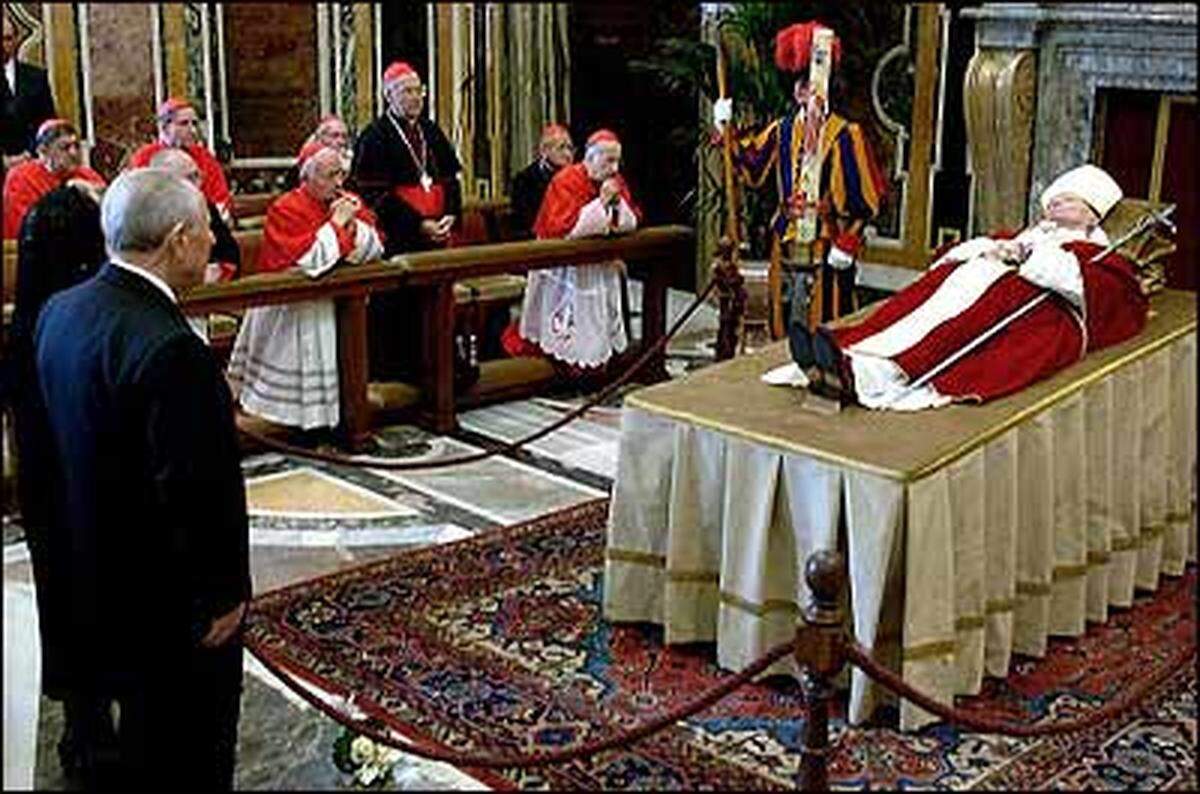 Am 13. März 2005 verlässt der Papst die Klinik, sein Zustand bleibt aber weiterhin besorgniserregend. Am Samstag, dem 2. April, um 21.37 Uhr stirbt Johannes Paul II.