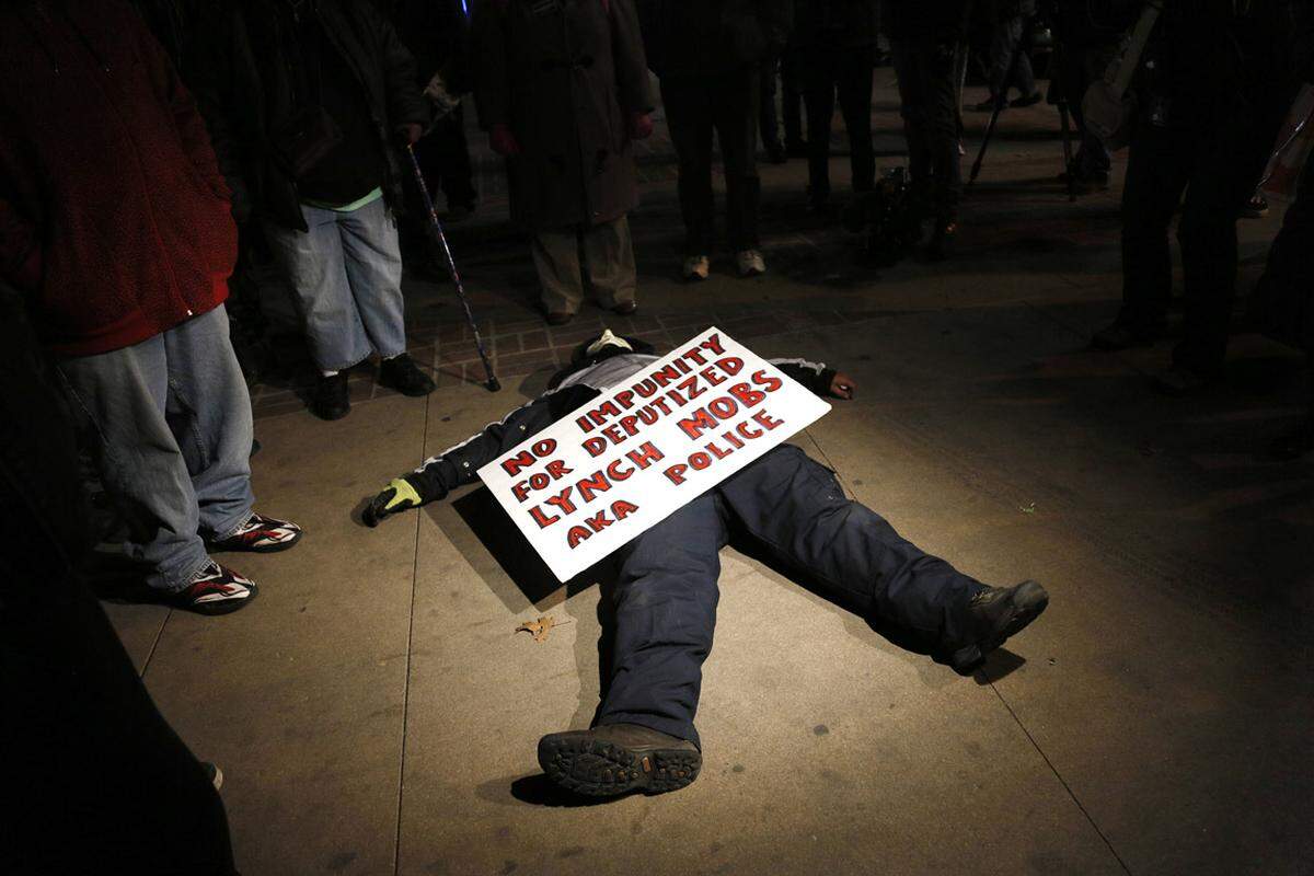 Die Polizei begegnete den Demonstranten, die auf Bannern "Polizeiwillkür" und "Rassismus" anprangerten, mit einem Großaufgebot. Als sich New Yorks Polizeichef Bill Bratton auf dem Times Square zeigte, wurde er von jemandem mit roter Flüssigkeit übergossen. In der Nacht auf Freitag hatte ein angehender Polizist in New York einen unbewaffneten, unschuldigen Afroamerikaner erschossen.