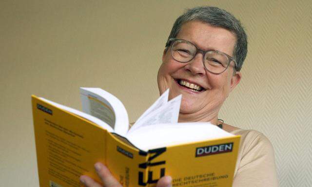 „Der ,Duden‘ sagt, dass ,der Politiker‘ ein Mann ist“: Chefredakteurin Kathrin Kunkel-Razum mit der jüngsten Ausgabe des „Duden“.