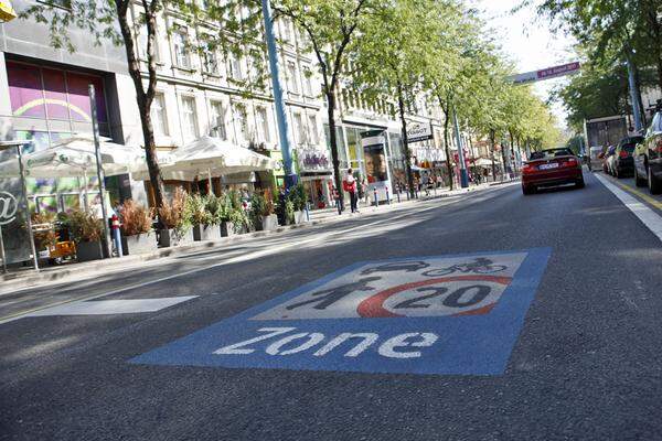 Eine Begegnungszone ist eine Verkehrsfläche, wo Autos, Fußgänger und Radfahrer gleichberechtigt sind. In der Mariahilfer Straße gilt die Höchstgeschwindigkeit von 20 km/h. Alle anderen Verkehrsregeln wie die „Rechtsregel“ bleiben aber erhalten. Die Zone ist am Anfang und am Ende gekennzeichnet.