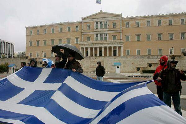 Zunächst versuchten etwa 200 Demonstranten mit einer großen griechischen Fahne auf den Vorplatz des Parlaments zu gelangen, die Polizei drängte sie jedoch ab. Die Fahne trug die Aufschrift "I tan i epi tas" - eine historische Aufforderung spartanischer Mütter an ihre in den Krieg ziehenden Söhne mit der Bedeutung "Sieg oder Tod".