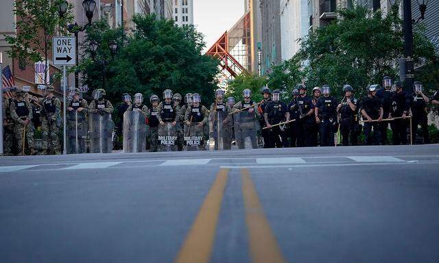 Soldaten, Nationalgarde und Polizei am Rande von Protesten am Sonntag in Louisville, Kentucky.