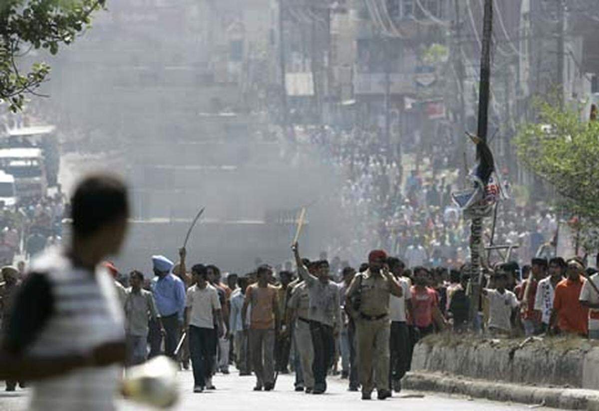 Der lokale Internetdienst "Punjab Newsline" berichtete sogar von fünf Toten durch die Gewalt.