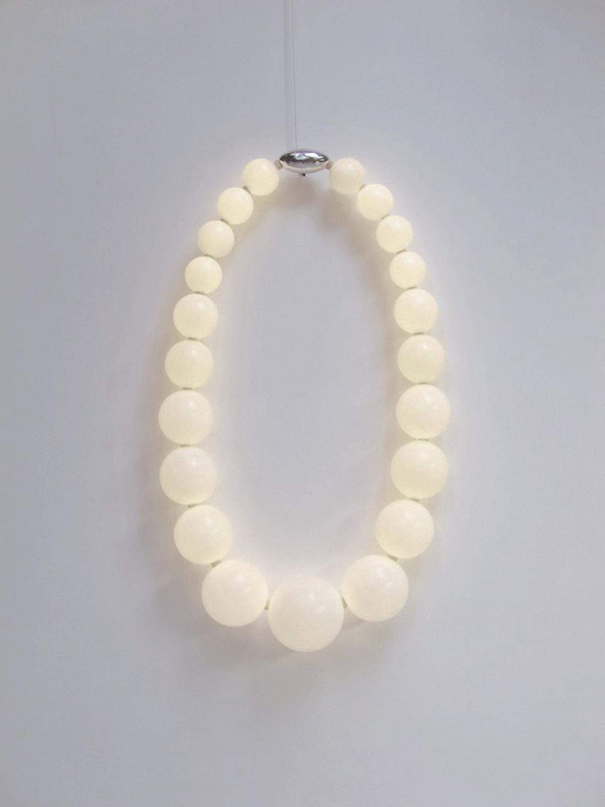 Die Designer Polka Products Designer Monica Singer und Marie Rahm haben diese elegante Perlenlampe entworfen.