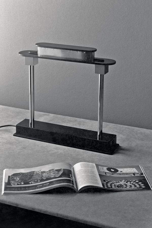 „Pausania“, die Tischleuchte aus dem Jahr 1983, bekommt in diesem Jahr vom Hersteller Artemide eine Neuauflage. Schließlich hätte der Design-Maestro Ettore Sottsass in diesem Jahr auch seinen 100. Geburtstag gefeiert.