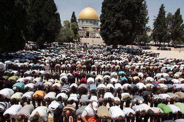 Für den gläubigen Muslim ist das Fasten im Ramadan einer der fünf Grundpfeiler des Islam. Die anderen vier sind das Glaubensbekenntnis, fünf tägliche Gebete, die Armensteuer (Almosen) und die Pilgerfahrt nach Mekka.Im Bild der Felsendom in Jerusalem.
