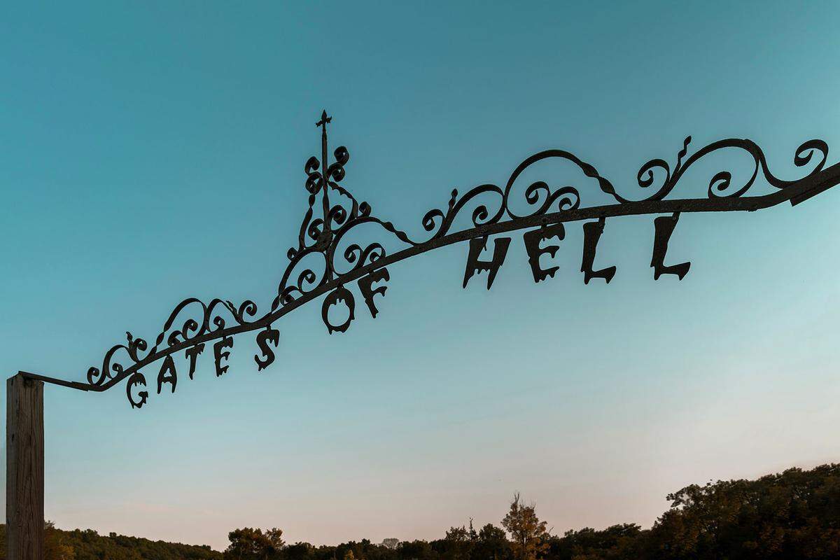 Nachdem in diesem Jahr die meisten Halloween-Partys Corona zum Opfer fallen werden, hält Airbnb den Geist der Gruselnacht am Leben und lädt zu einem "Trip to Hell" ein.