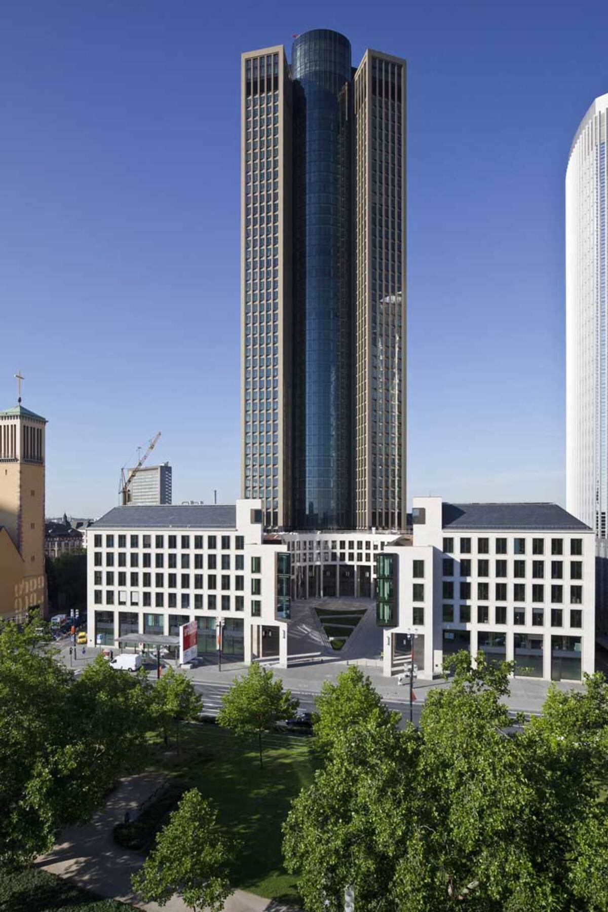 Als einen der letzten Bausteine des Quartiers realisiert CA Immo hier seit Juni 2011 gemeinsam mit der ECE Projektentwicklung das Einkaufs- und Erlebniszentrum Skyline Plaza sowie das dazugehörige Kongresszentrum. Die Eröffnung des Komplexes wird bereits im Herbst 2013 erfolgen.