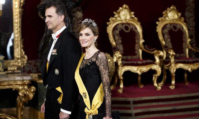 Spain's Princess Letizia and Crown Prince Felipe walk through the throne room as they attend a welcome ceremony for Mexico's President Pena Nieto at the Royal Palace in Madrid