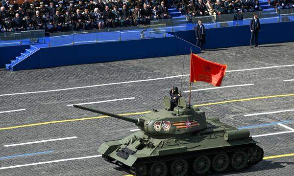 Trotz klaren Himmels fand in diesem Jahr keine Flugshow als Teil der Militärparade statt. An Militärtechnik präsentierte das russische Militär am Dienstag vor allem gepanzerte Radfahrzeuge. Kampfpanzer fehlten, mit Ausnahme des historischen T-34.