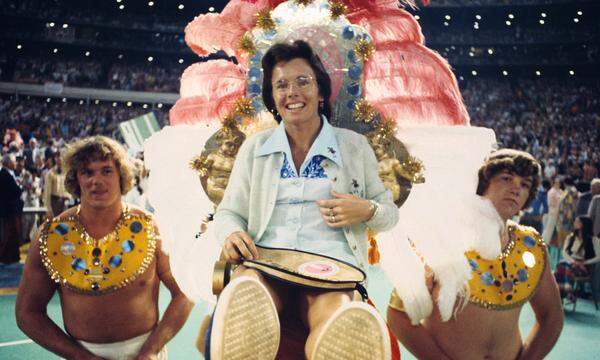 Auf der Sänfte in Richtung Sportgeschichte: Billie Jean King zieht 1973 in den Astrodome von Houston ein. 
