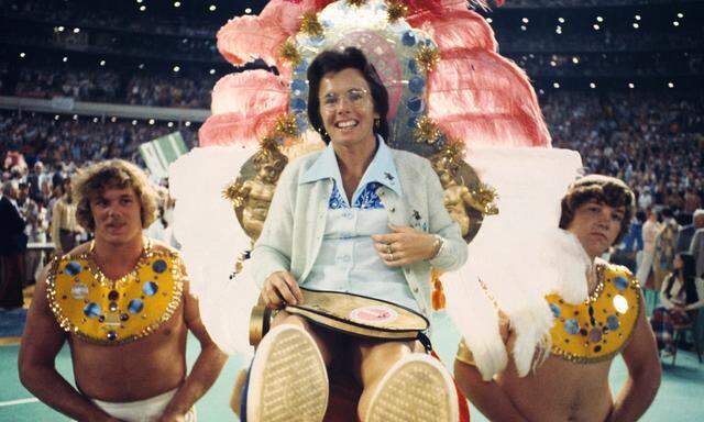 Auf der Sänfte in Richtung Sportgeschichte: Billie Jean King zieht 1973 in den Astrodome von Houston ein. 