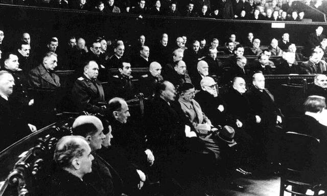 Der weißbärtige Bundespräsident Renner in der ersten Reihe, daneben der neue Regierungschef Leopold Figl 1946.
