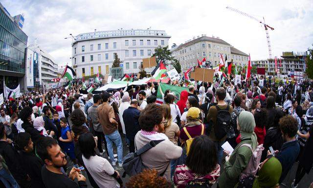 Am Samstag kam es weltweit zu Pro-Palästinensischen Kundgebung. Auch, wie hier im Bild, in Wien. 
