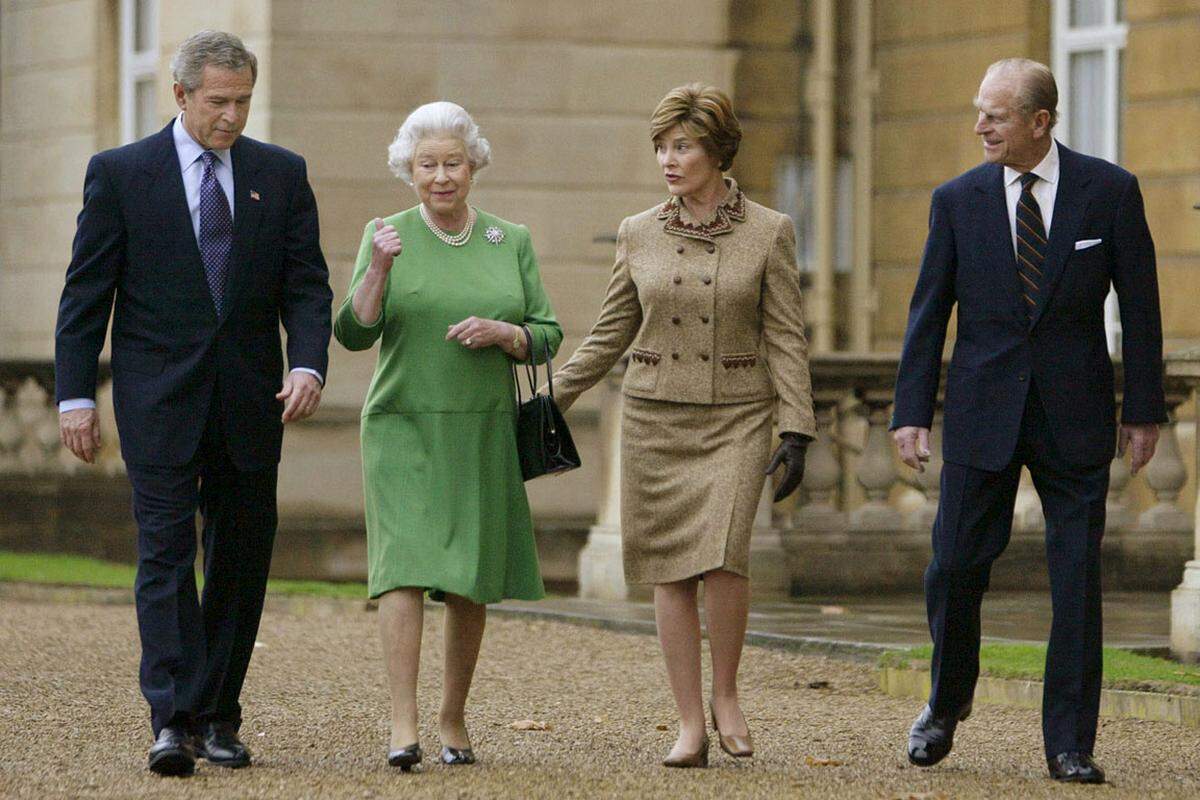 War die Queen laut der Boulevardpresse etwa 2003, als US-Präsident George W. Bushs Hubschrauber ihren englischen Rasen ruinierte.
