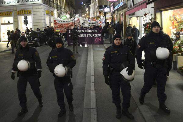 In Graz besetzten 150 Studenten sogar kurzfristig den Landtag, um eine Gedenkminute für das Wissenschaftsressort abzuhalten. Nach 45 Minuten verließen sie das Gebäude aber ohne Polizeieingriff wieder.