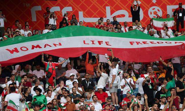 Als Zeichen des Protests gegen das Regime in Teheran entrollen iranische Fans im Khalifa-Stadion in Doha im Match gegen England ein Transparent mit dem Slogan „Frau, Leben, Freiheit“.