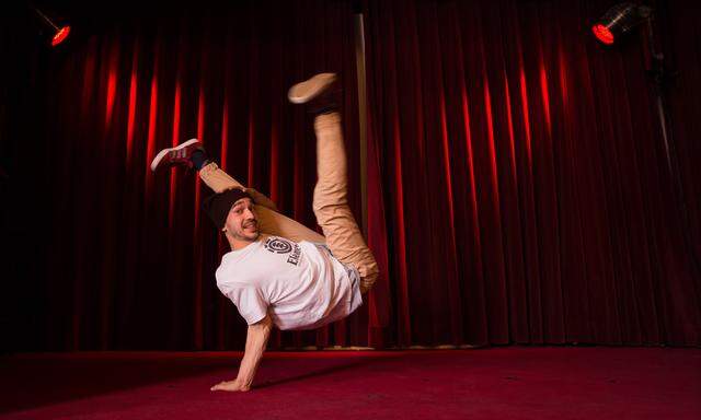  Valentin Kokalko auf der Bühne der Roten Bar im Volkstheater. Im eigentlichen Saal treten beim Wettbewerb Red Bull BC One am Samstag Breakdancer gegeneinander an. Den österreichischen Breakdance-Battle hat Valo in den Vorjahren schon mehrfach gewonnen.