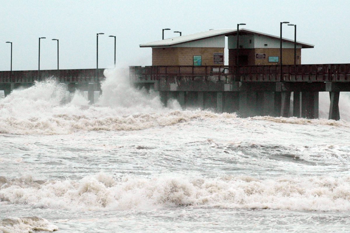 Beim Gulf State Park in Alabama treibt der Sturm hohe Wellen zur Küste.