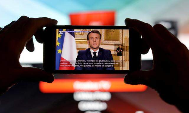 Der französische Präsident Emmanuel Macron erklärt den Bürgern die Maßnahmen gegen die Ausbreitung des Coronavirus.