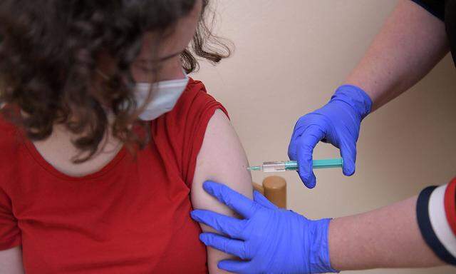 17.05.2021, Impfen von Kindern, (Symbolbild). Ein 13 Jaehriges Schulmaedchen bekommt eine Corona-Impfung. (Model Release