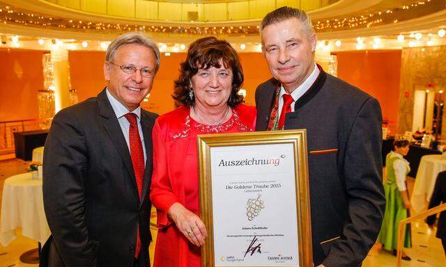 Johann Scheiblhofer, rechts im Bild, mit der Auszeichnung "Goldene Traube" für sein Lebenswerk 2015.