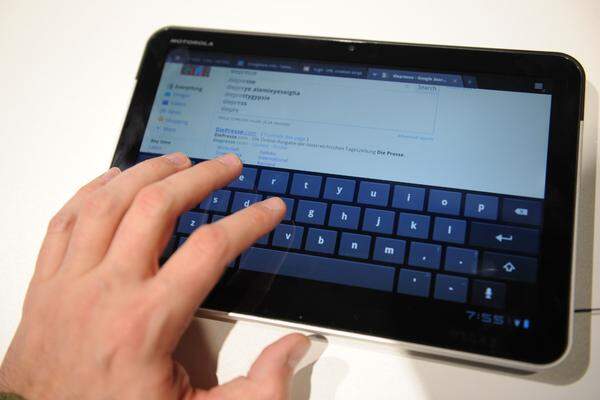 Wie auch beim Galaxy Tab 10.1 wird mit einer virtuellen Tastatur getippt. Auch hier gibt es daran nichts zu beanstanden. Außer, dass man recht schnell die gesamte Oberfläche voll mit Fingerabdrücke hat.