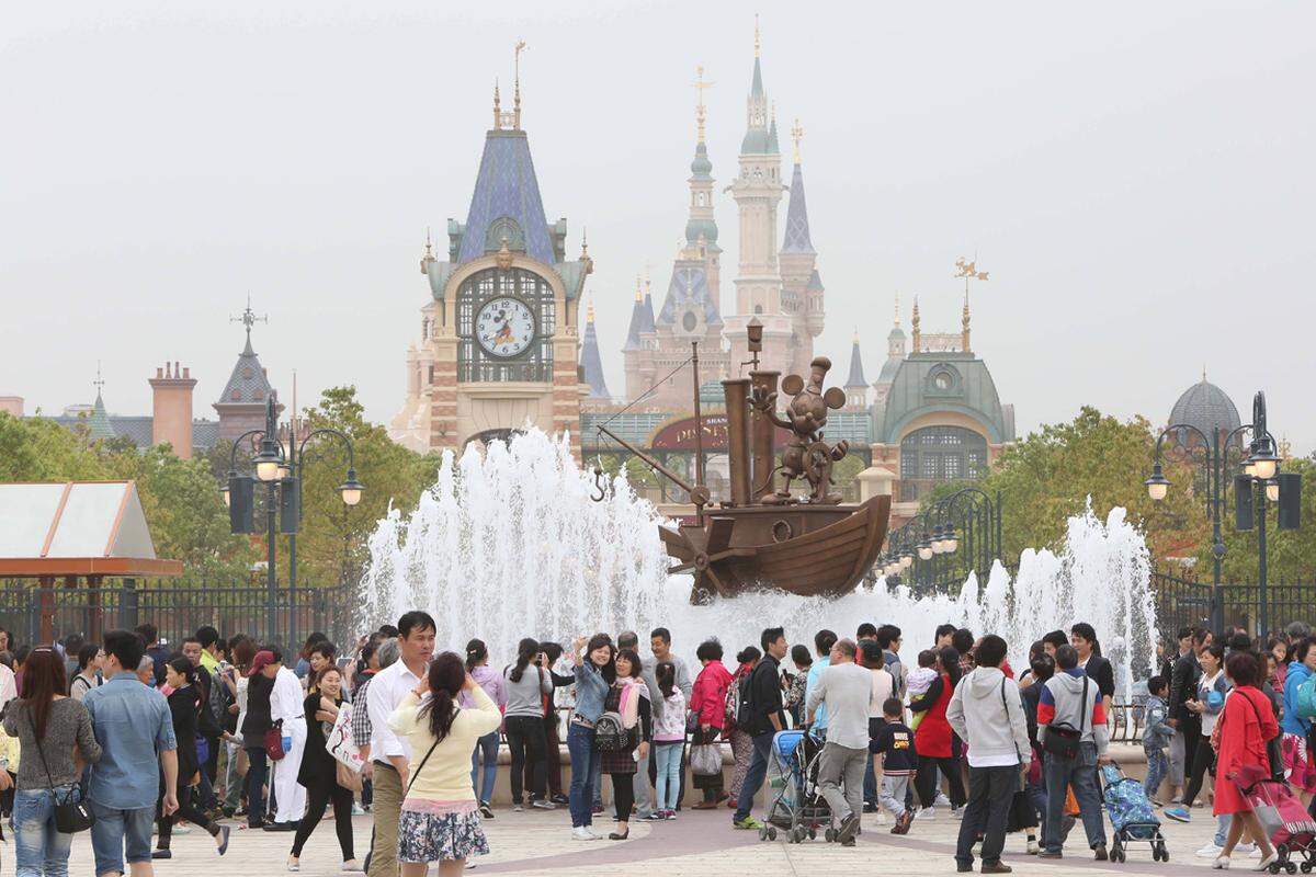 Noch dauert es zwar einige Wochen, bis am 16. Juni in Shanghai das erste Disneyland auf dem chinesischen Festland eröffnet. Dennoch sind schon zahlreiche Menschen gekommen, um einen ersten Blick auf die neue Attraktion ihrer Stadt werfen zu können.