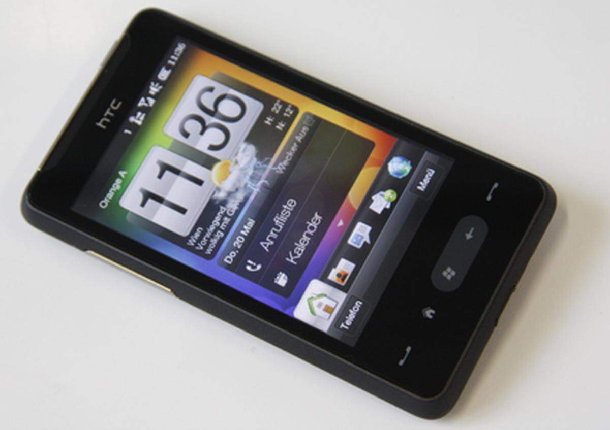 Mit dem HD Mini nimmt sich HTC der Kunden an, denen andere Smartphones zu klobig sind. Vermutlich ohne es zu beabsichtigen hat der Hersteller damit den ersten echten "Pocket PC" seit Jahren geschaffen, obwohl das System inzwischen Windows Mobile heißt. Letzteres ist aber die größte Krücke des Gerätes. Es ist reagiert langsam und ist kaum für Fingerbedienung ausgelegt. Dank HTCs Sense-Oberfläche werden die Unzulänglichkeiten aber recht gut kaschiert.