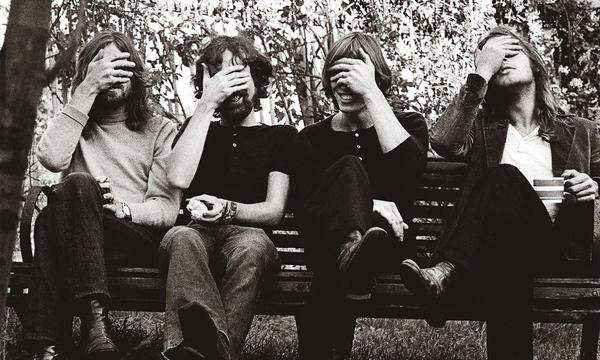 Was hören wir hier? Pink Floyd in derselben Besetzung, mit der sie im Jahr 1979 das Album „The Wall“ aufnahmen. 