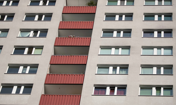 Die Berliner Stadtregierung will Mieten billiger machen.