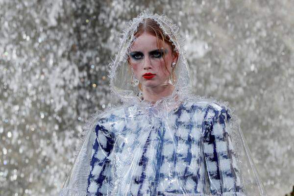 Sie waren mit regenfesten Capes aus transparentem Vinyl ausgestattet. Hübsch, funktional und vor allem ohne das eigentliche Outfit zu verstecken.