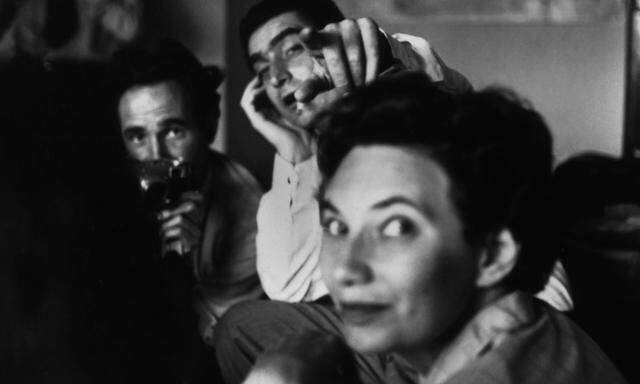 „Nearer to the news.“ Magnum-Treffen in Paris 1950: Werner Bischof, Robert Capa, Maria Eisner.