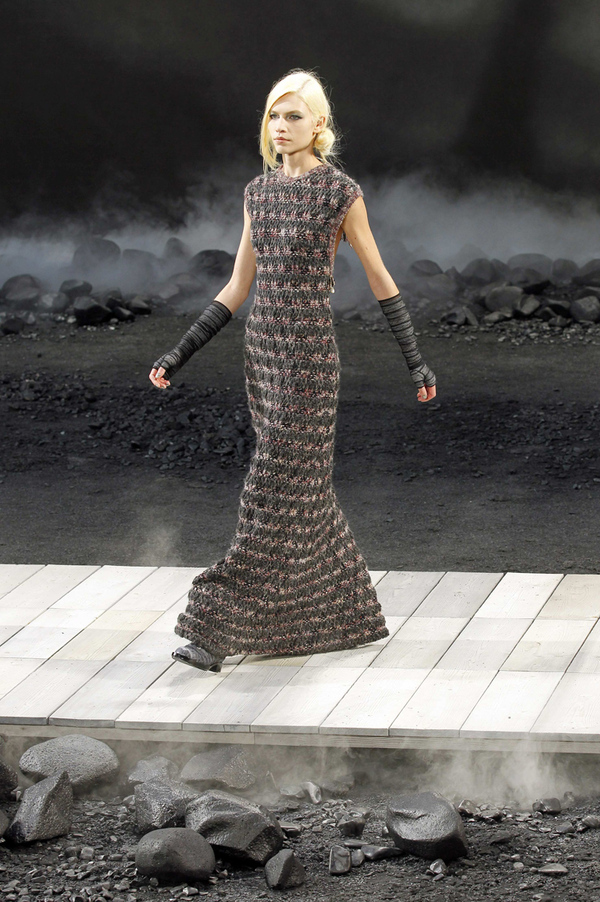 Lagerfeld schaffte mit seiner Chanel HW11/12 Kollektion ein düsteres Bild der Hoffnungslosigkeit und Depression. Die Models defilierten in einer Staubwolke.