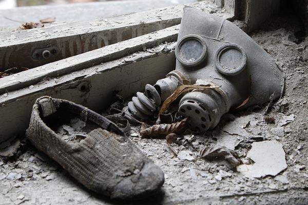 Im Bild: Eine Kindergasmaske liegt in den Ruinen von Pripjat.