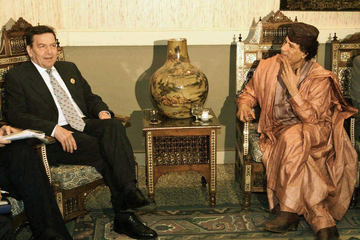 2004 reiste Gerhard Schröder als erster deutscher Kanzler überhaupt nach Libyen."Die Änderung seiner Politik ist wirklich beachtenswert", sagte er nach dem Besuch in Gaddafis Beduinenzelt.