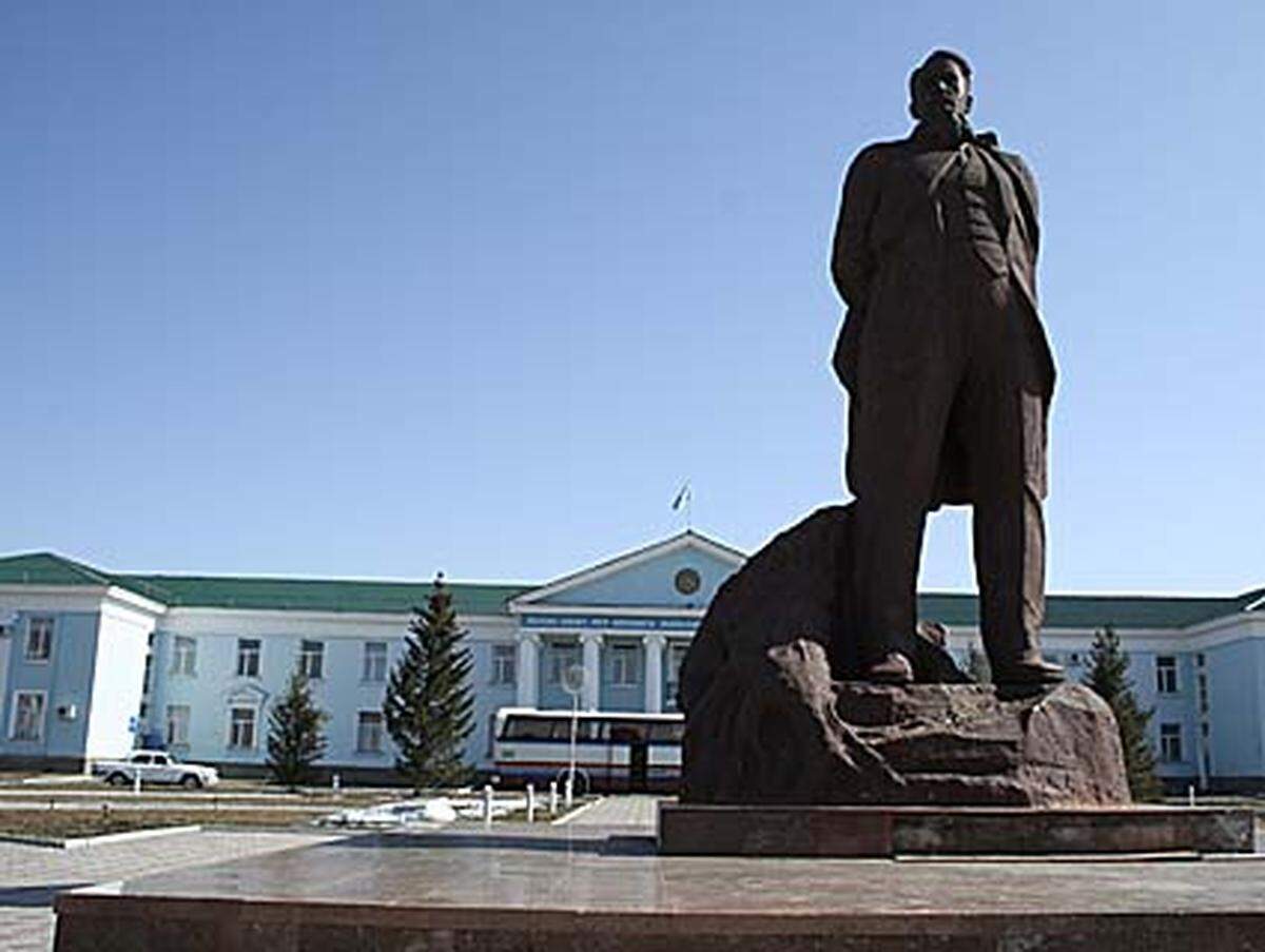 Denkmal für Atombombenbauer Igor Kurtschatov auf dem Hauptplatz des Städtchens.