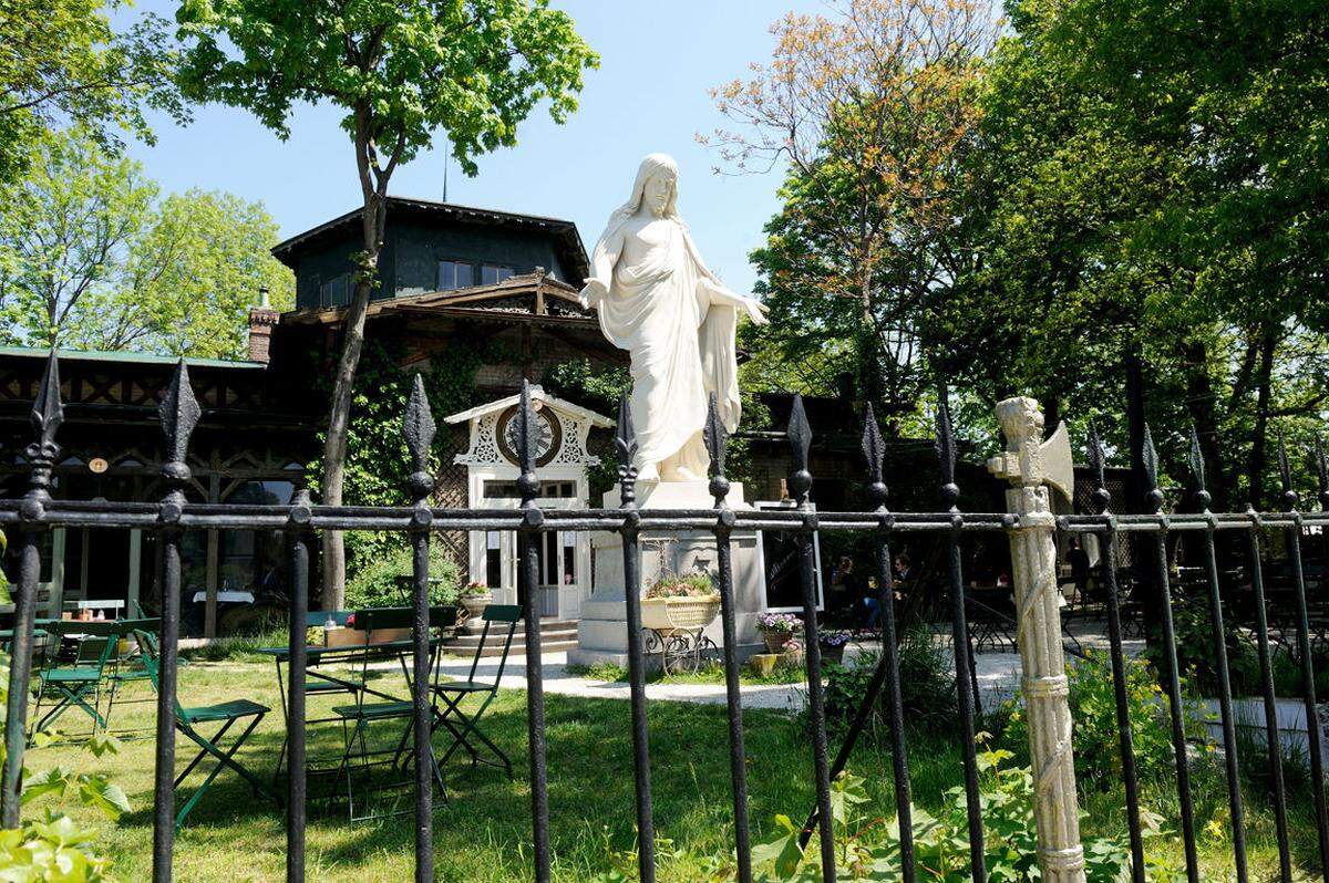 Nur vermeintlich wie anno dazumal speist man übrigens im kürzlich neu eröffneten Concordia Schlössl in Simmering, unmittelbar gegenüber dem Zentralfriedhof. Die meterhohe steinerne Jesusstatue vor dem Lokal zeugt dort nicht von fragwürdigem Geschmack, sondern von der Geschichte des 1900 erbauten Hauses: Ein Steinmetz hatte hier sein Kontor, als Grabsteine und Statuen noch hier geformt und nicht aus China importiert wurden.  