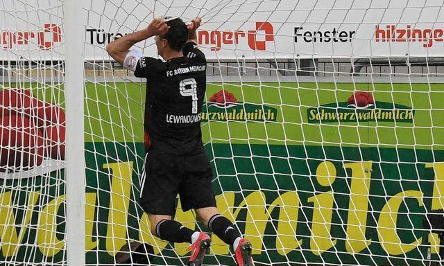 Robert Lewandowski zappelt im Netz. Gegen Freiburg erzielte der Bayern-Stürmer sein historisches 40. Saisontor.
