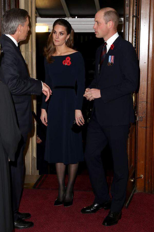 Später am Abend nahmen Prinz William und seine Frau am Festival of Remembrance in der Royal Albert Hall teil. Ihren üppigen Haarreifen gibt es um 17,95 bei Zara. Ein bisschen mehr wurde in das Schuhwerk investiert, die Leder-Pumps sind um 800 Euro bei Jimmy Choo zu haben.