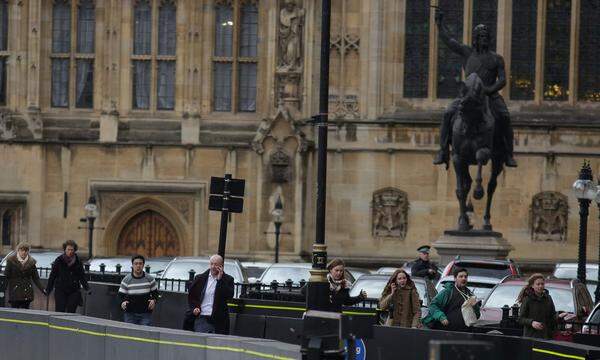 Vor dem Parlamentsgebäude in der britischen Hauptstadt London sorgte am Mittwoch eine Amokfahrt und Schüsse für Schrecken.