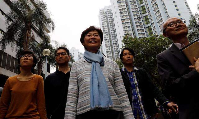 Carrie Lam (Mitte) ist Pekings Wahl. Viele befürchten, dass sie Hongkong weiter auf China-Kurs bringt.