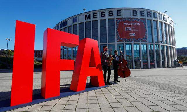 Sanfte Jazztöne erwarten die wenigen Besucher der IFA in Berlin.