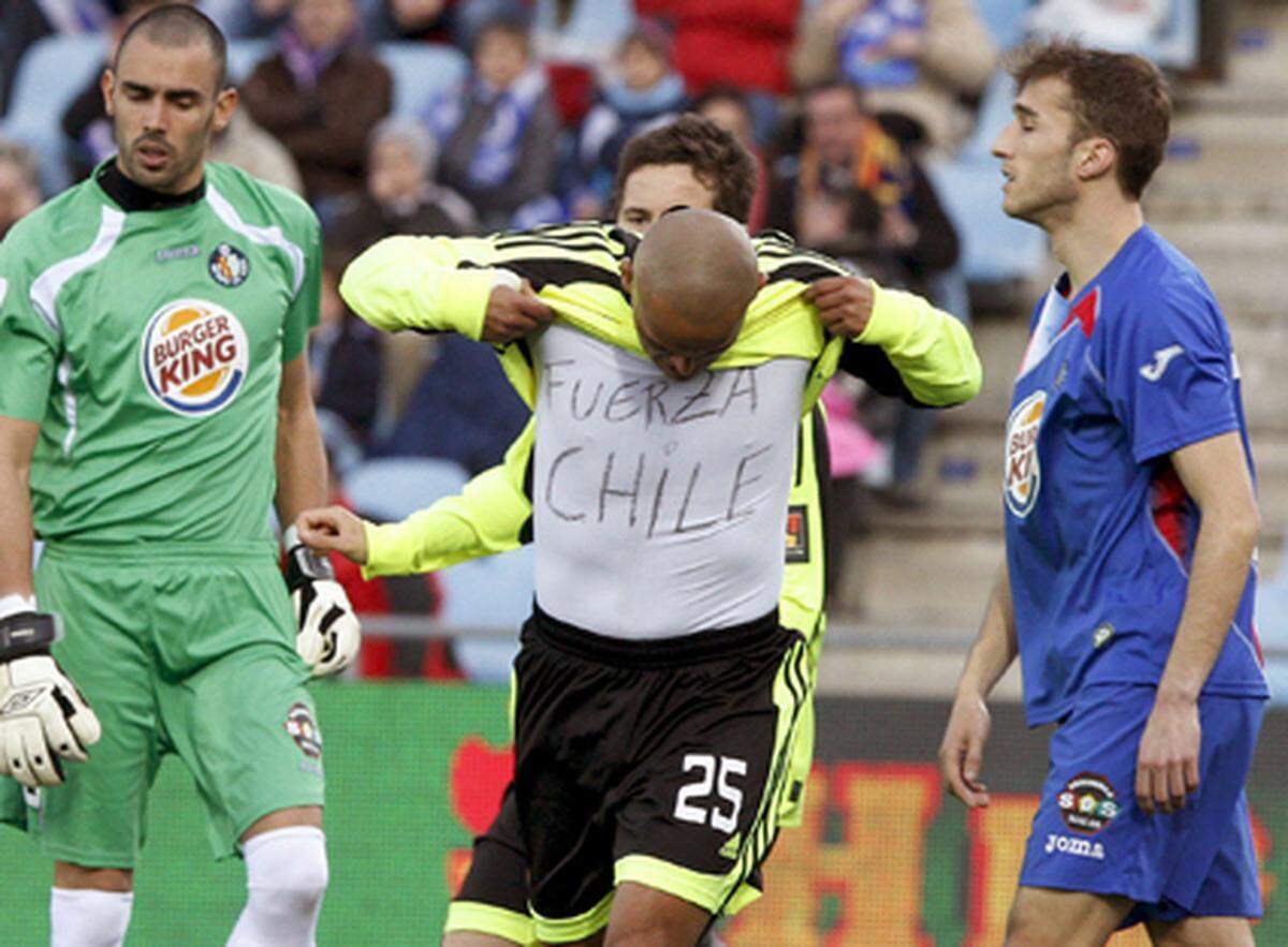 Der chilenische Stürmer Humberto "Chupete" Suazo des spanischen Clubs Real Zaragoza zeigte während einem Spiel seine Unterstützung für sein Heimatland.