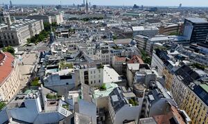 Blick auf die Dächerlandschaft von Wien mit dem Stephansdom im Hintergrund. 