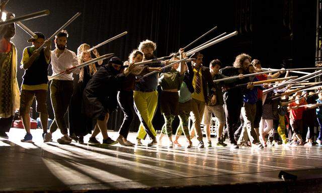 Ein fulminantes Ensemble spielt das Musical „Traiskirchen“ im Volkstheater.