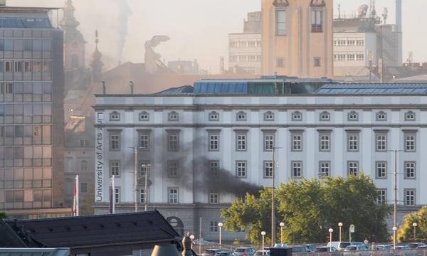 Das Feuer an der Kunstuniversität Linz führte erneut zu Stromstörungen in der Innenstadt.